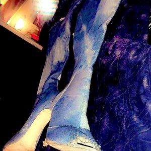 Selling because they no longer fit and need $$ to pay bills